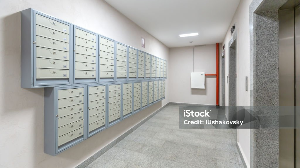 Briefkastenanlage über die ganze Wand eines Hausflurs