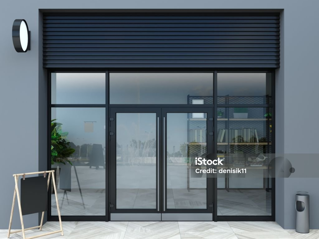 Eingang eines Gewerbegebäudes mit dunkler Glasfront