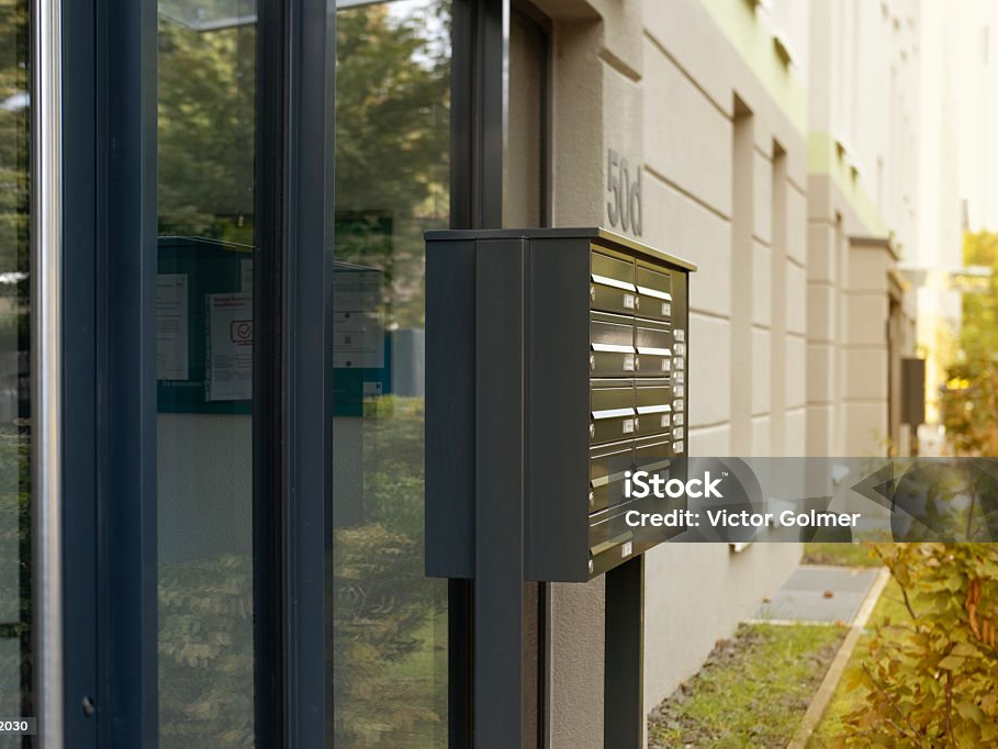 Wohnhauseingang mit einer Briefkastenanlage davor