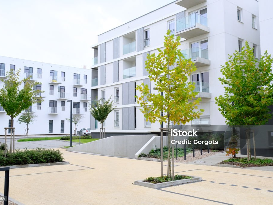 Moderner Wohnkomplex mit begrüntem Innenhof